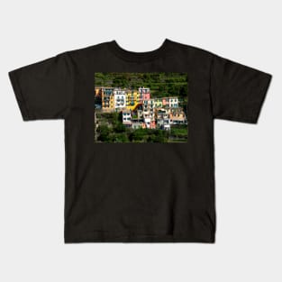 View on the cliff town of Manarola, one of the colorful Cinque Terre on the Italian west coast Kids T-Shirt